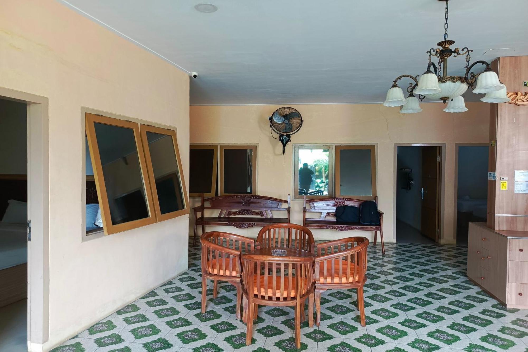Adisa Homestay Malang Exterior foto